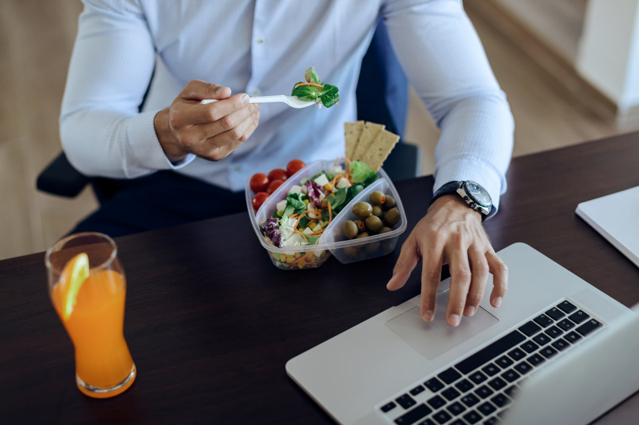 Composición editorial de un tazón con ingredientes variados