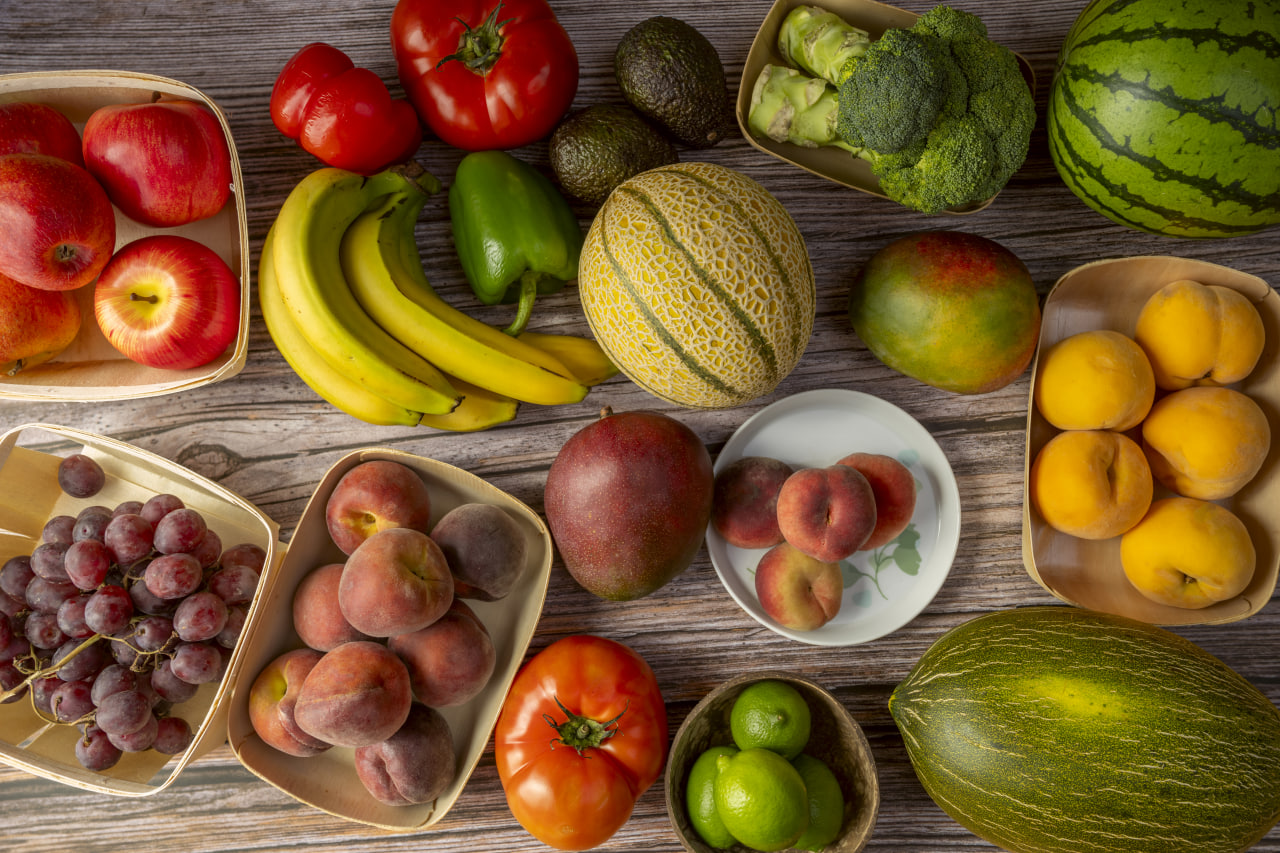 Composición editorial de ingredientes de temporada organizados en cuadrícula
